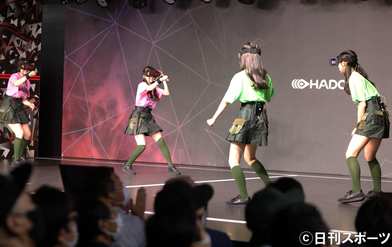 「第1回AKB48天下一HADO会」で対戦するチームA（左）とチームK（2022年6月撮影）