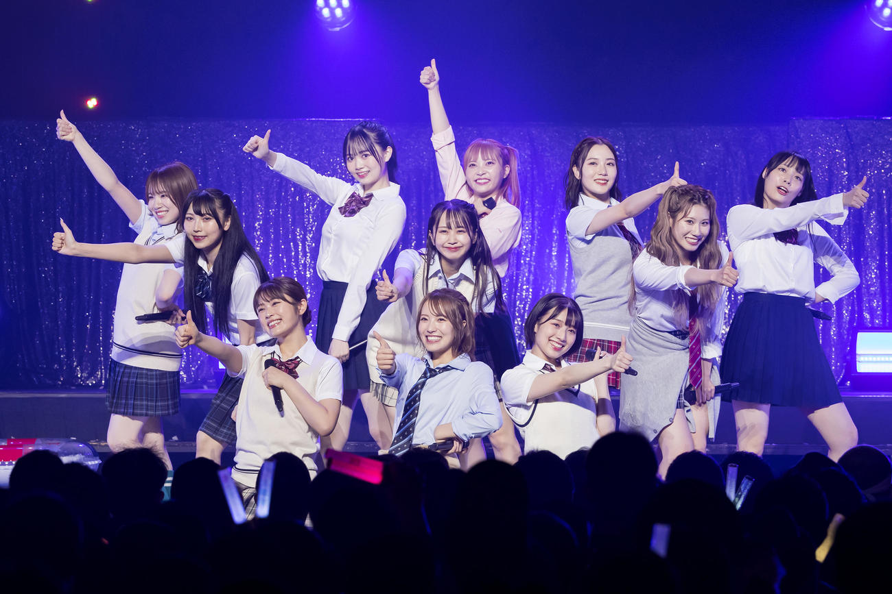 小嶋花梨（最前列中央）渋谷凪咲（同左端）ら白組メンバーがコンサート（C）NMB48