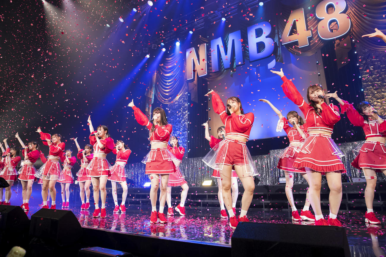 夏コンサート最終日の初回公演に出演した紅組メンバー（C）NMB48