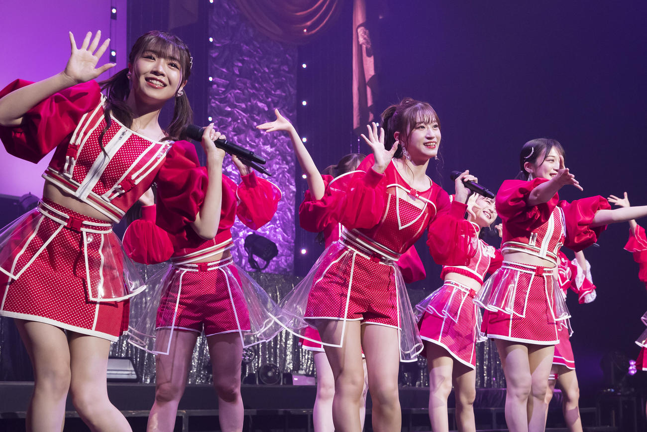 夏コンサートに出演した上西怜（中央）ら紅組メンバー（C）NMB48