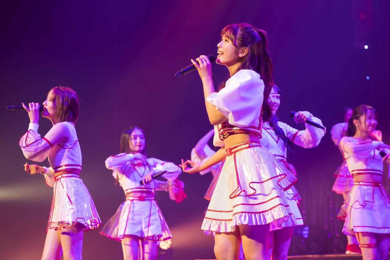 渋谷凪咲（手前）ら白組メンバー（C）NMB48