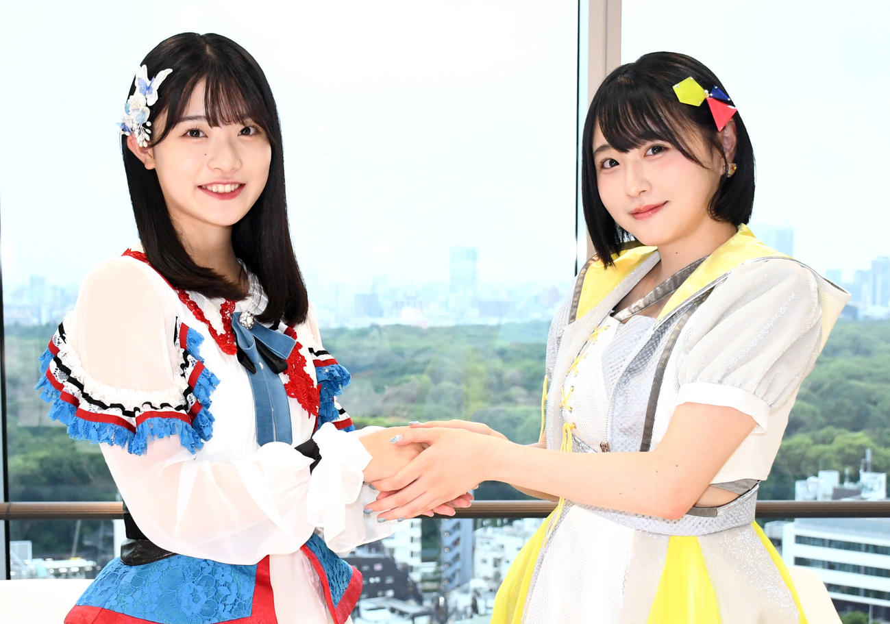「はるか村×あいちー村姉妹村友好条約」を締結し、握手する小越春花（左）と市村愛里（撮影・大友陽平）