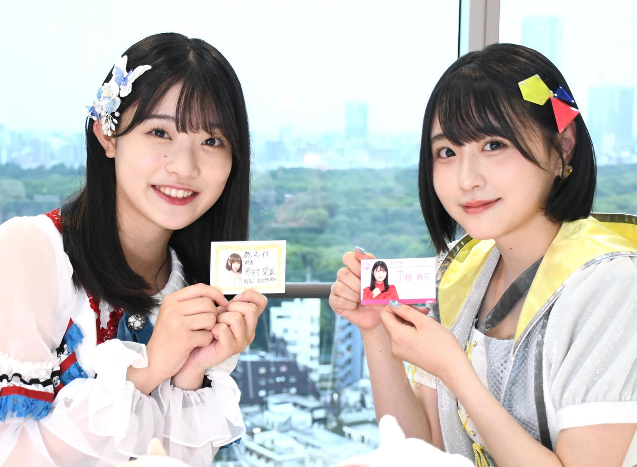 「はるか村×あいちー村姉妹村友好条約」を締結し、名刺交換する小越春花（左）と市村愛里（撮影・大友陽平）