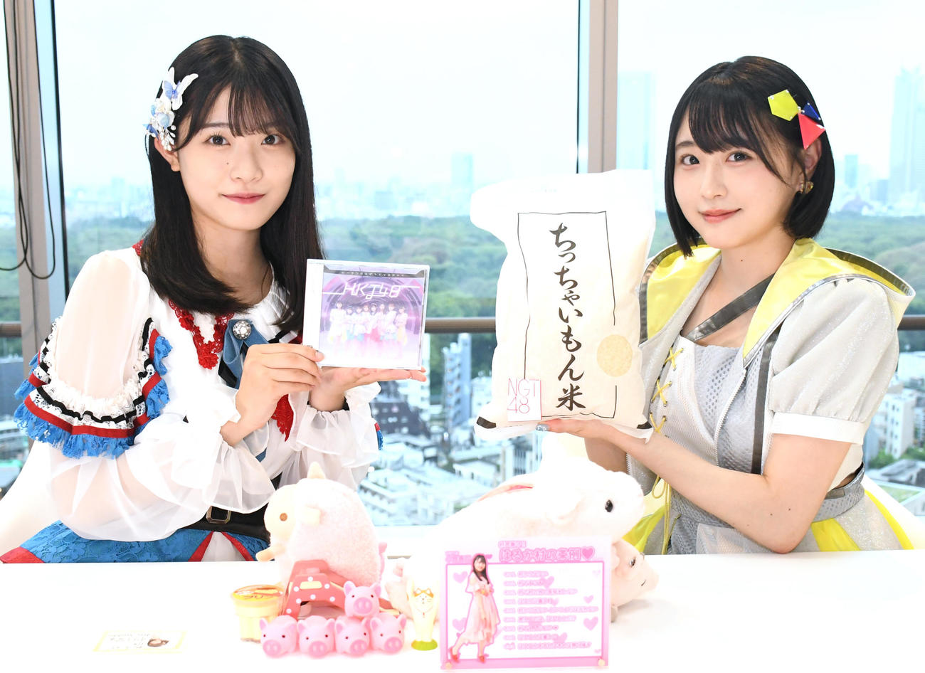 「はるか村×あいちー村姉妹村友好条約」を締結し“初貿易”を行った小越春花（左）と市村愛里（撮影・大友陽平）