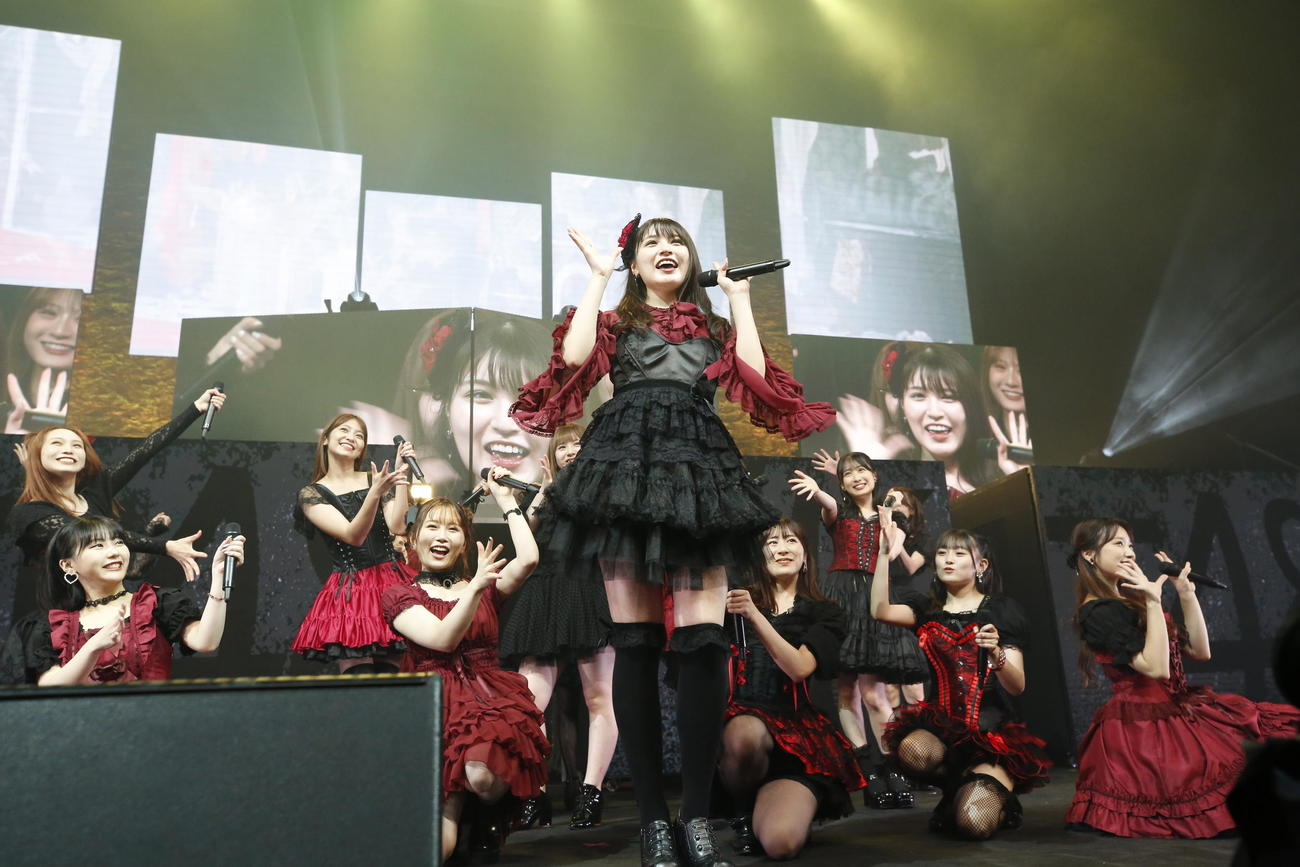 最後のコンサートとなった全国ツアー千秋楽公演でパフォーマンスするHKT48神志那結衣（中央）（C）Mercury