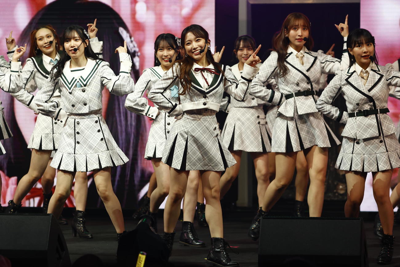 全国ツアー千秋楽公演でパフォーマンスする矢吹奈子（中央）らHKT48メンバー（C）Mercury