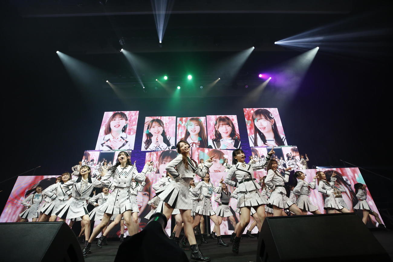 全国ツアー千秋楽公演でパフォーマンスするHKT48（C）Mercury