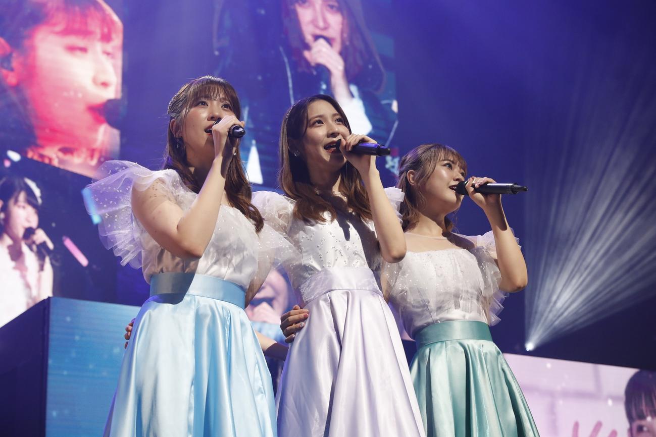 全国ツアー千秋楽公演で「Already」を歌うHKT48の1期生の、左から下野由貴、松岡菜摘、本村碧唯