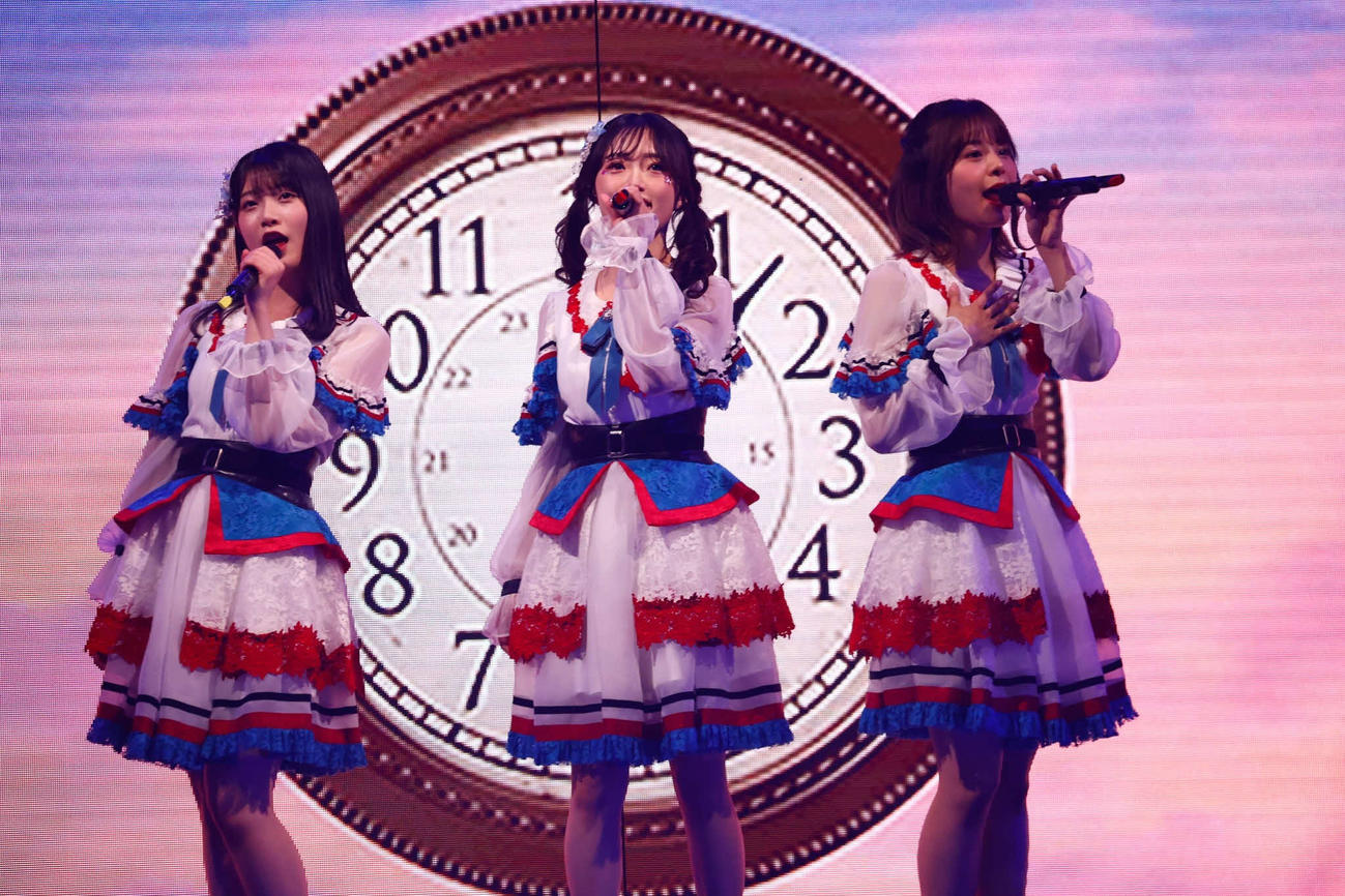 初の全国ツアー初日公演でパフォーマンスするNGT48の、左から小越春花、中井りか、本間日陽(C)Flora