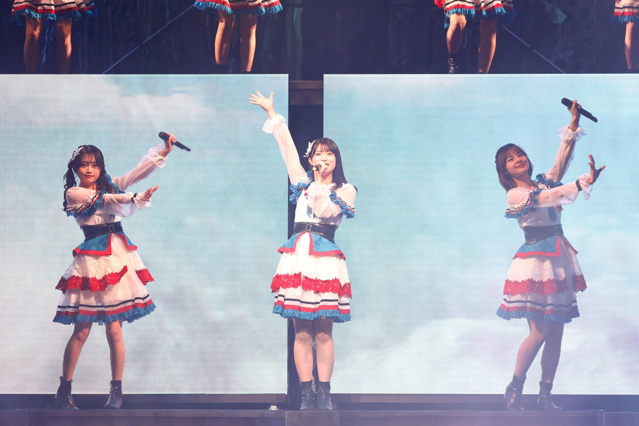 初の全国ツアー初日公演でパフォーマンスするNGT48の、左から中井りか、小越春花、本間日陽(C)Flora