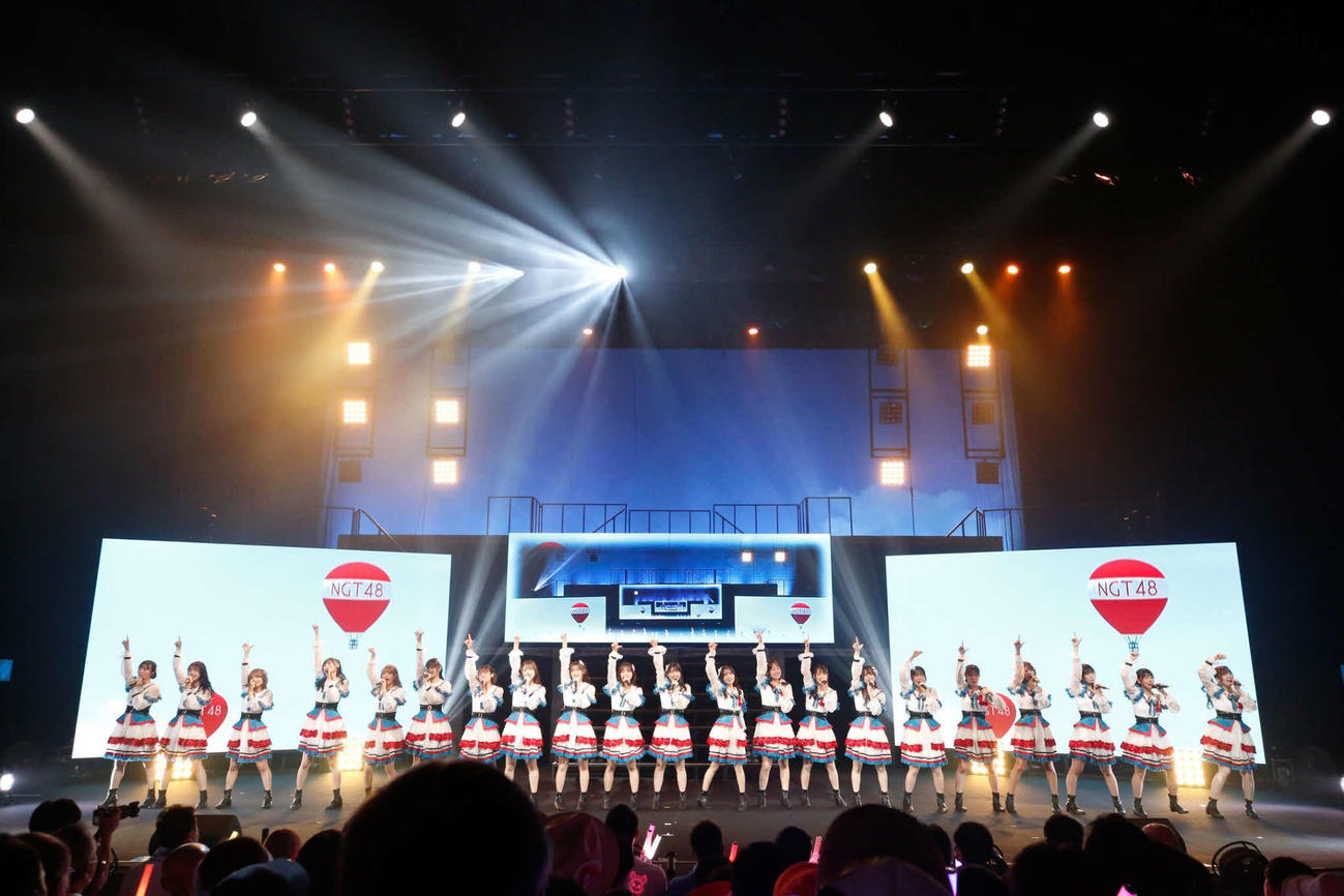 初の全国ツアー初日公演でパフォーマンスするNGT48(C)Flora