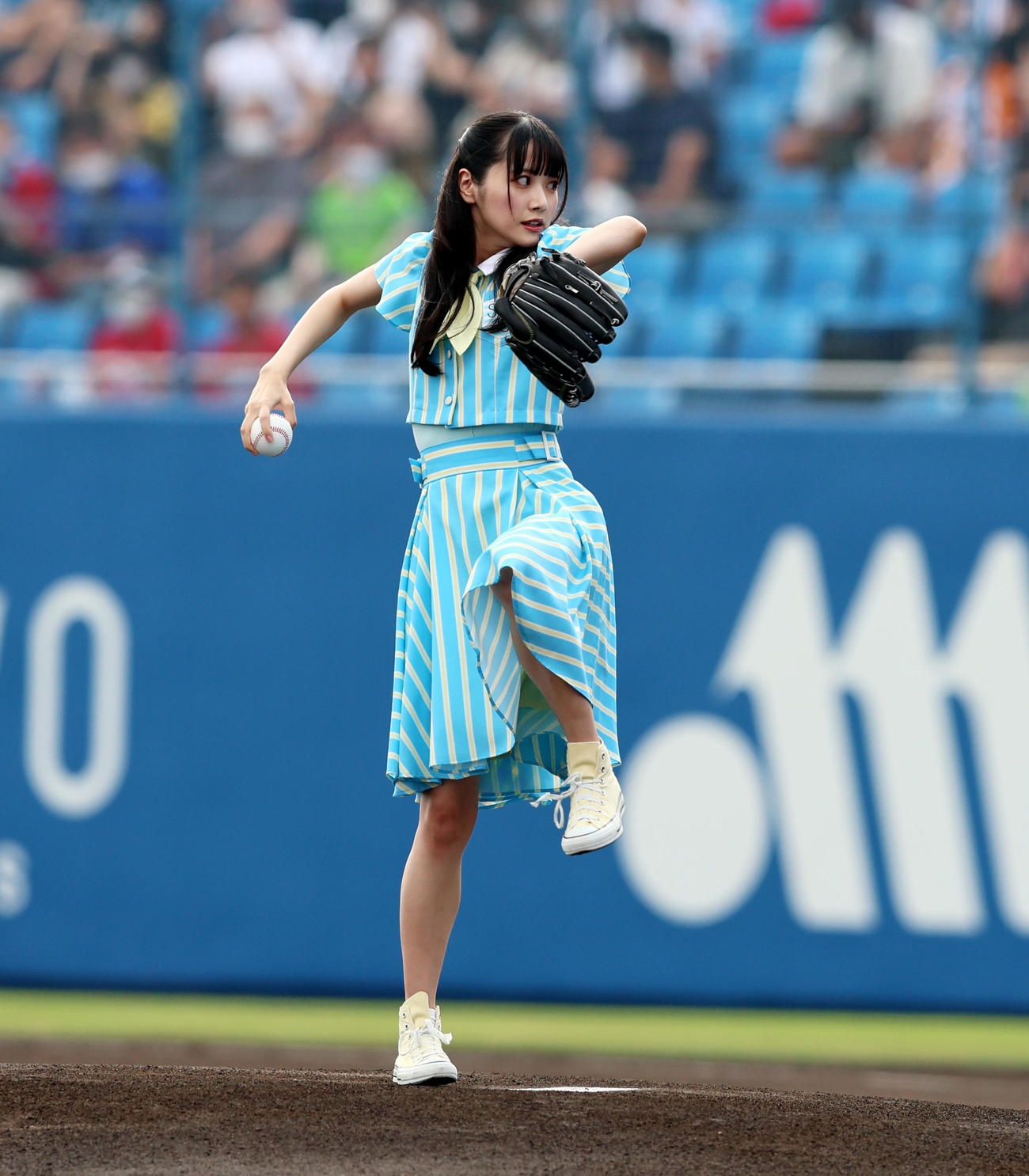 全セ対全パ　始球式を務めるSTU48の中村舞（撮影・菅敏）