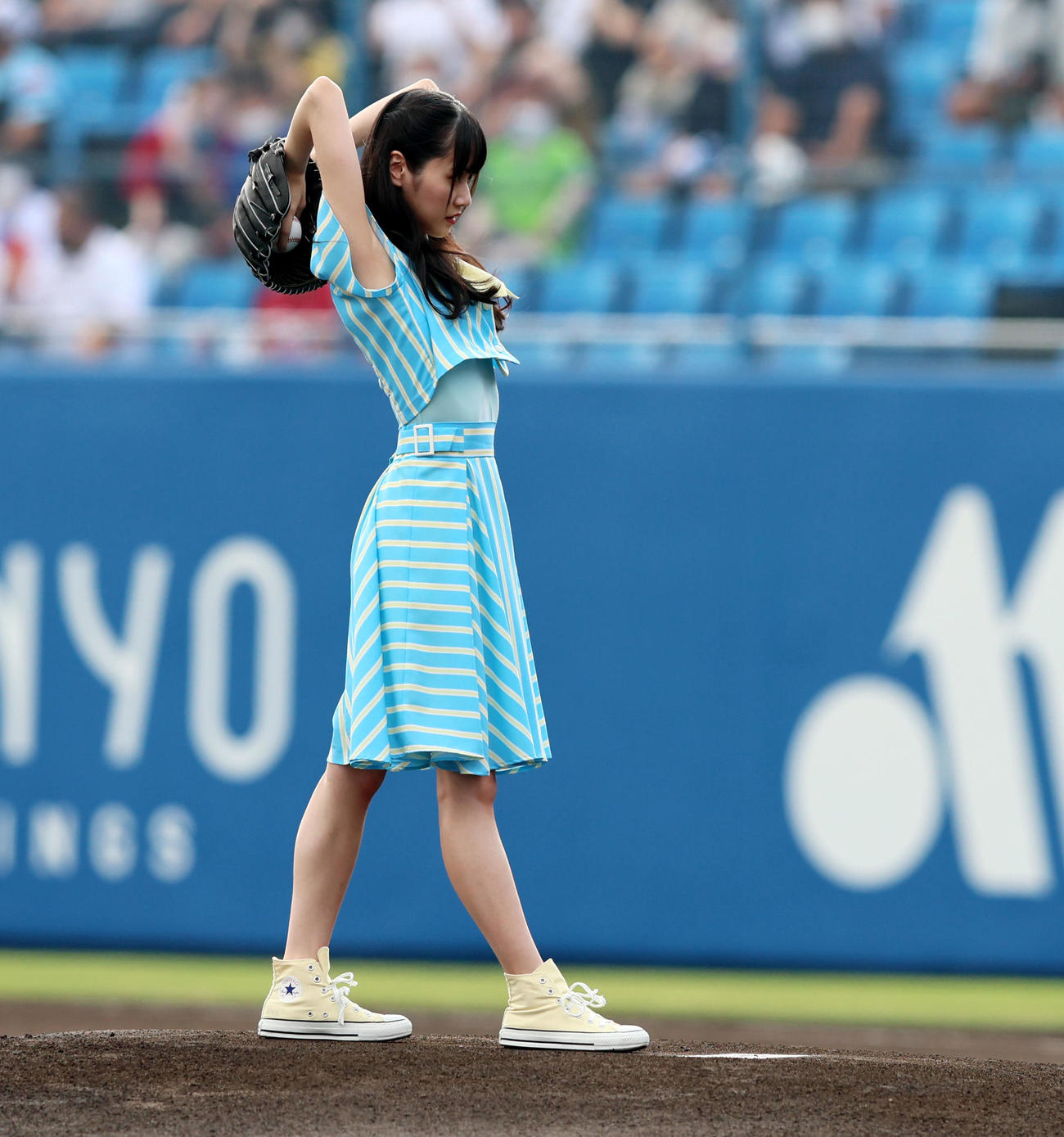 全セ対全パ　ファーストピッチするSTU48の中村舞（撮影・加藤哉）
