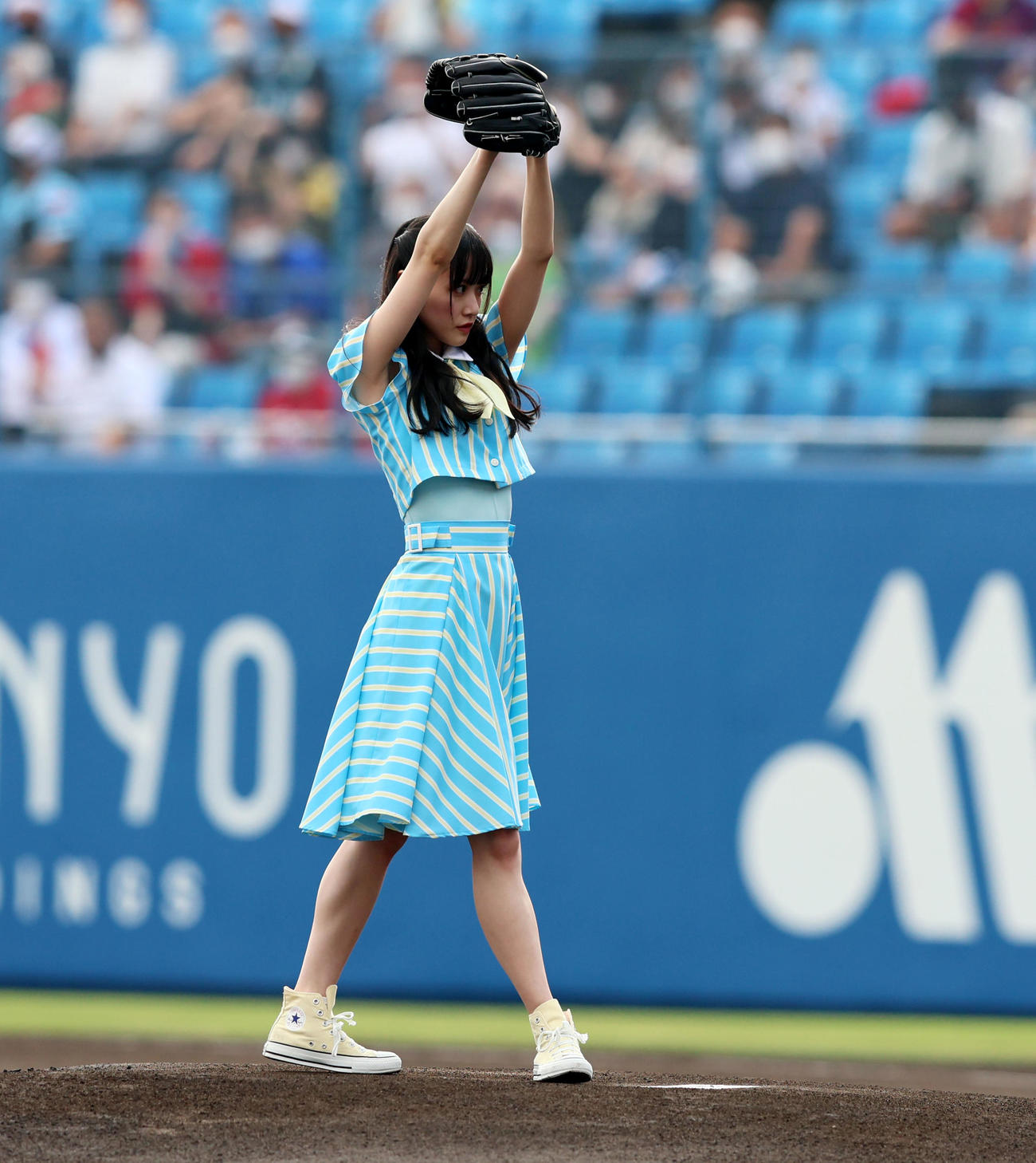 全セ対全パ　ファーストピッチするSTU48の中村舞（撮影・加藤哉）