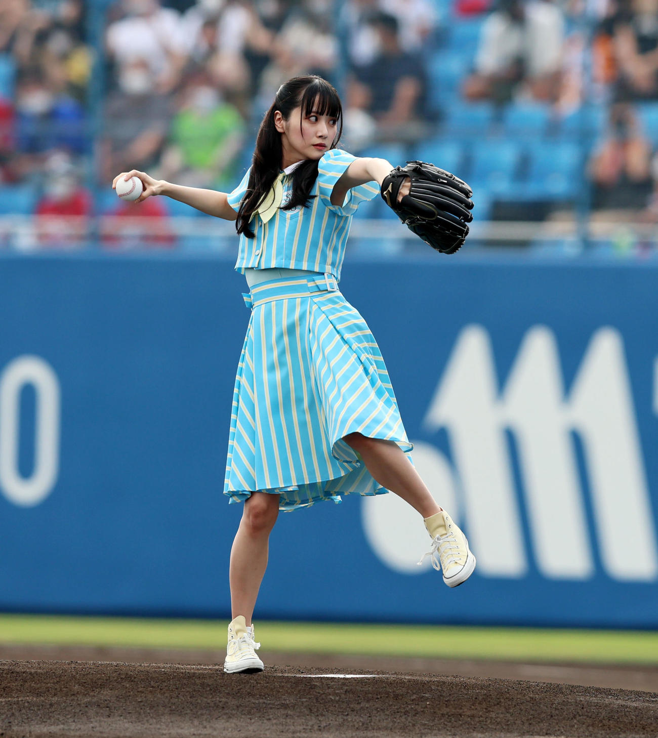 全セ対全パ　ファーストピッチするSTU48の中村舞（撮影・加藤哉）