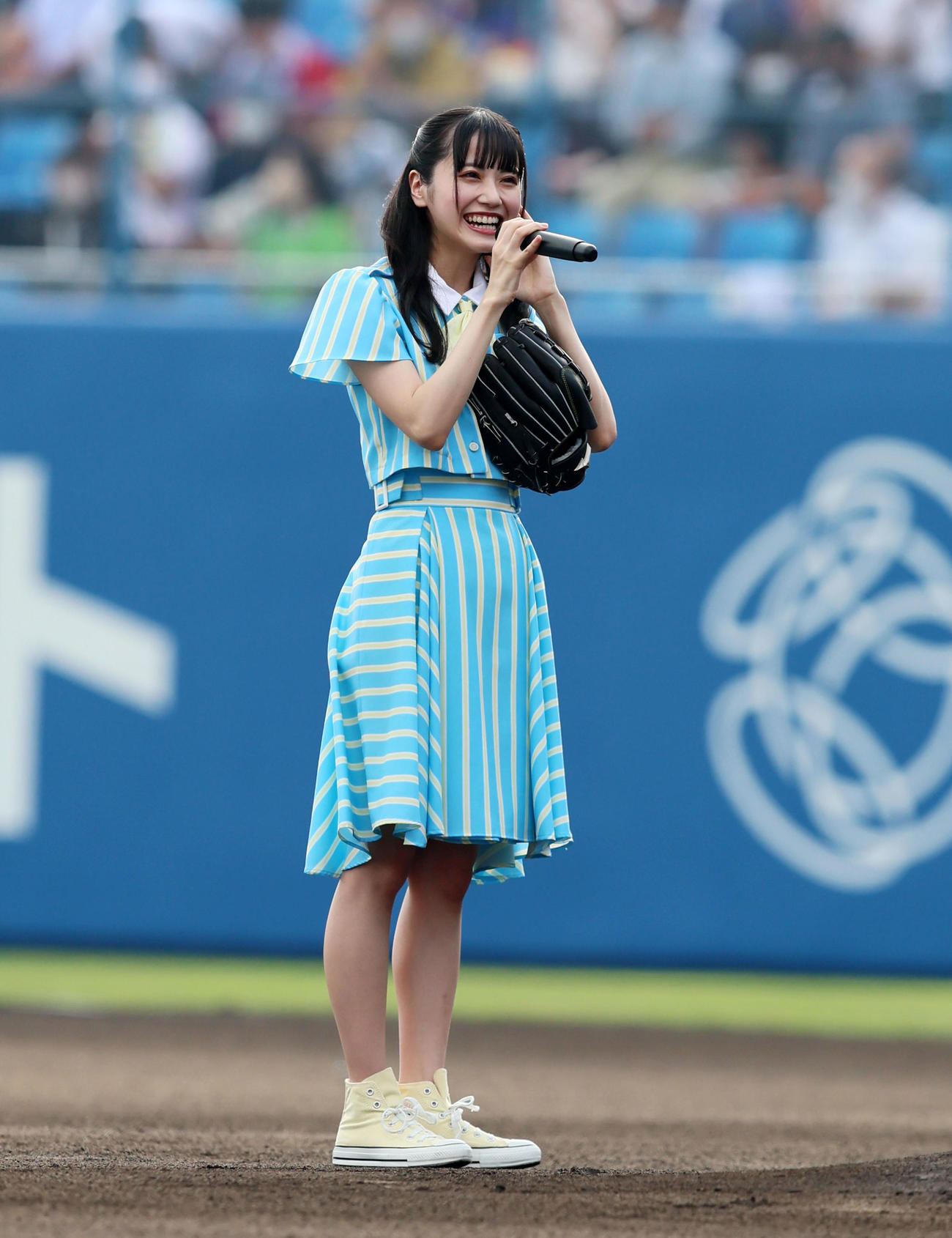 全セ対全パ　ファーストピッチするSTU48の中村舞（撮影・加藤哉）