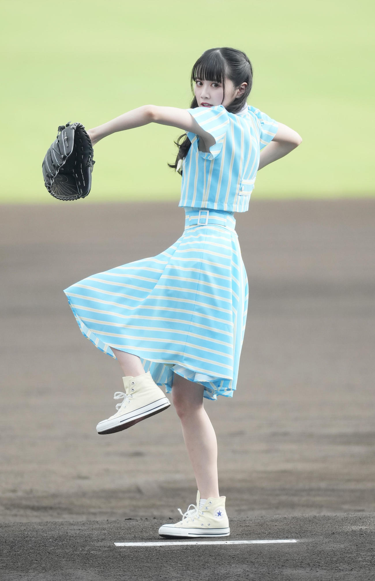 全セ対全パ　始球式を務めるSTU48中村舞（撮影・菅敏）