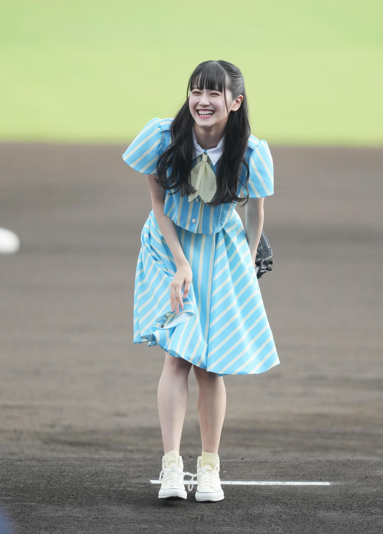 全セ対全パ　始球式を務めるSTU48中村舞（撮影・菅敏）