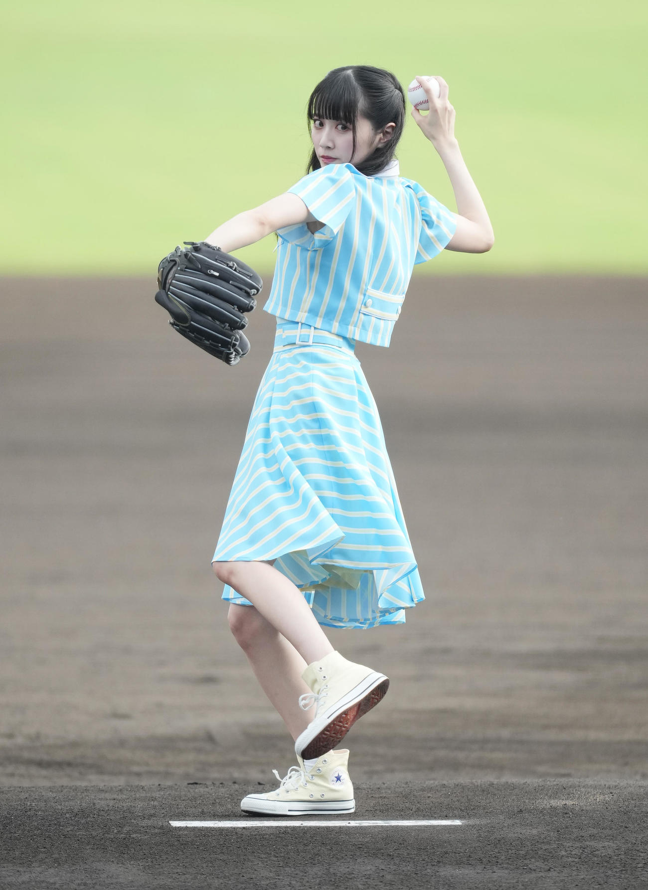 全セ対全パ　始球式を務めるSTU48中村舞（撮影・菅敏）