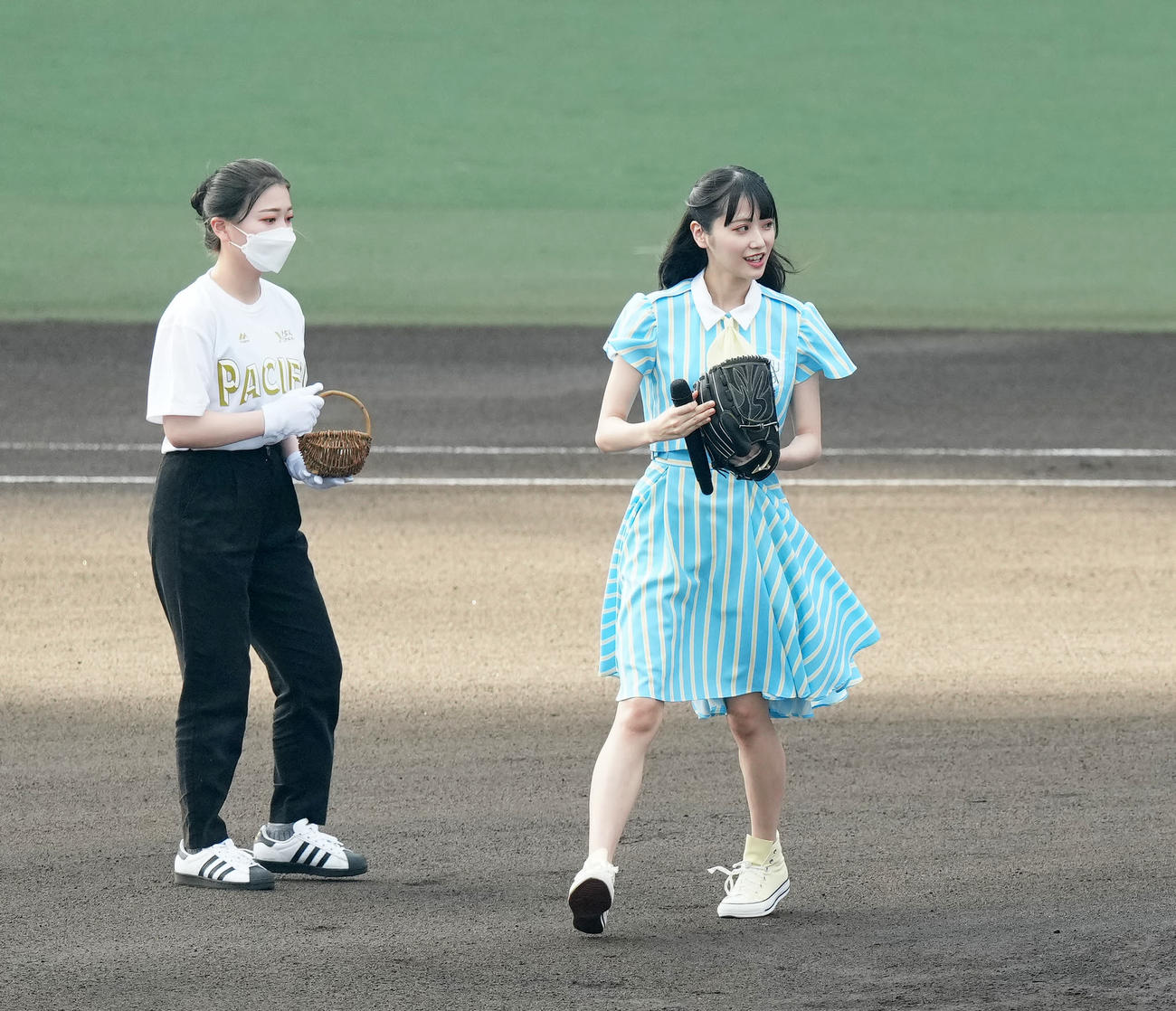 全セ対全パ　試合前、ファーストピッチセレモニーに臨むSTU48の中村舞（右）（撮影・江口和貴）