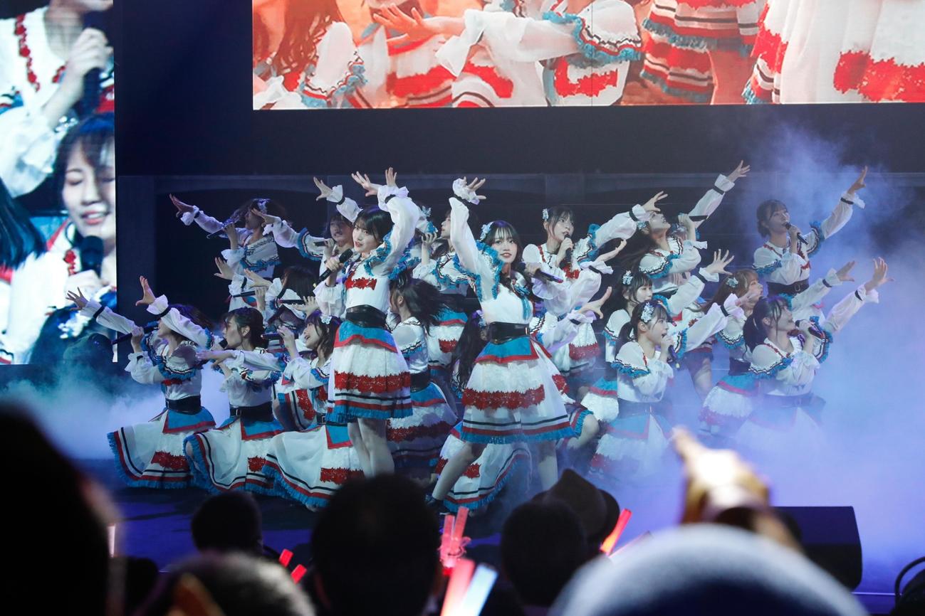全国ツアー初日公演で「しそうでしないキス」をパフォーマンスするNGT48（C）Flora　