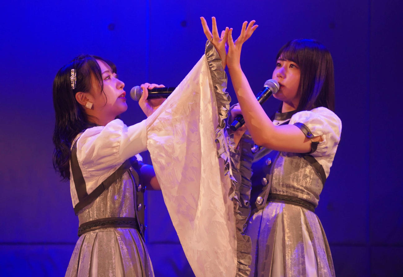 新公演「花は誰のもの？」初日公演を行ったSTU48の石田千穂（左）と瀧野由美子（C）STU