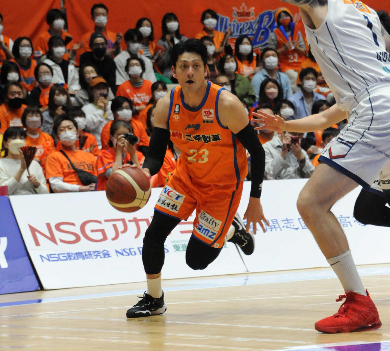 昨季の最終戦、5月8日横浜BC戦でプレーする佐藤氏