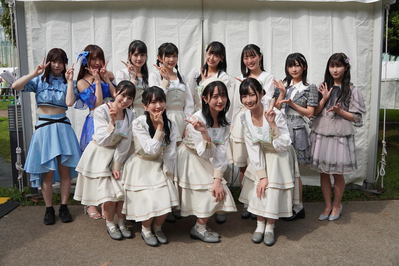 「TOKYO IDOL FESTIVAL2022」で広島ゆかりのアイドルと「花は誰のもの？」を披露した「STU48瀬戸内PR部隊　Season2」（中央）