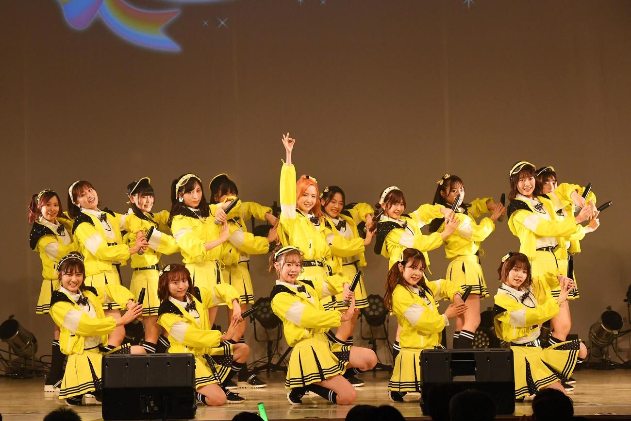 「エイトの日　2022」夜公演で「蜂の巣ダンス」をパフォーマンスするAKB48チーム8のEASTメンバー（C）AKB48