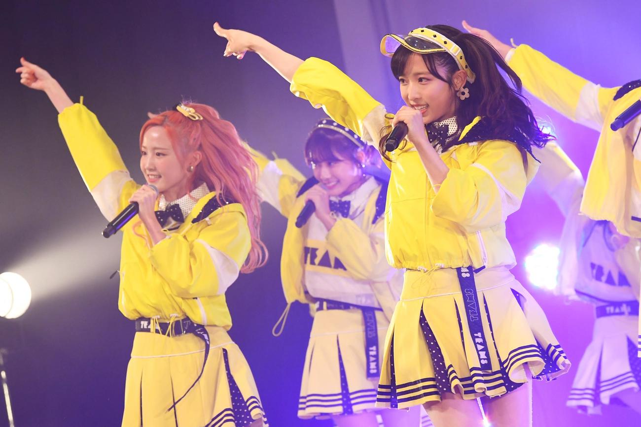 「エイトの日　2022」夜公演でパフォーマンスするAKB48チーム8の本田仁美（左）と小栗有以（C）
AKB48
