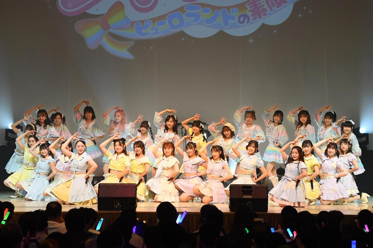 「エイトの日　2022」で「47の素敵な街へ」を歌うAKB48チーム8メンバー（C）AKB48