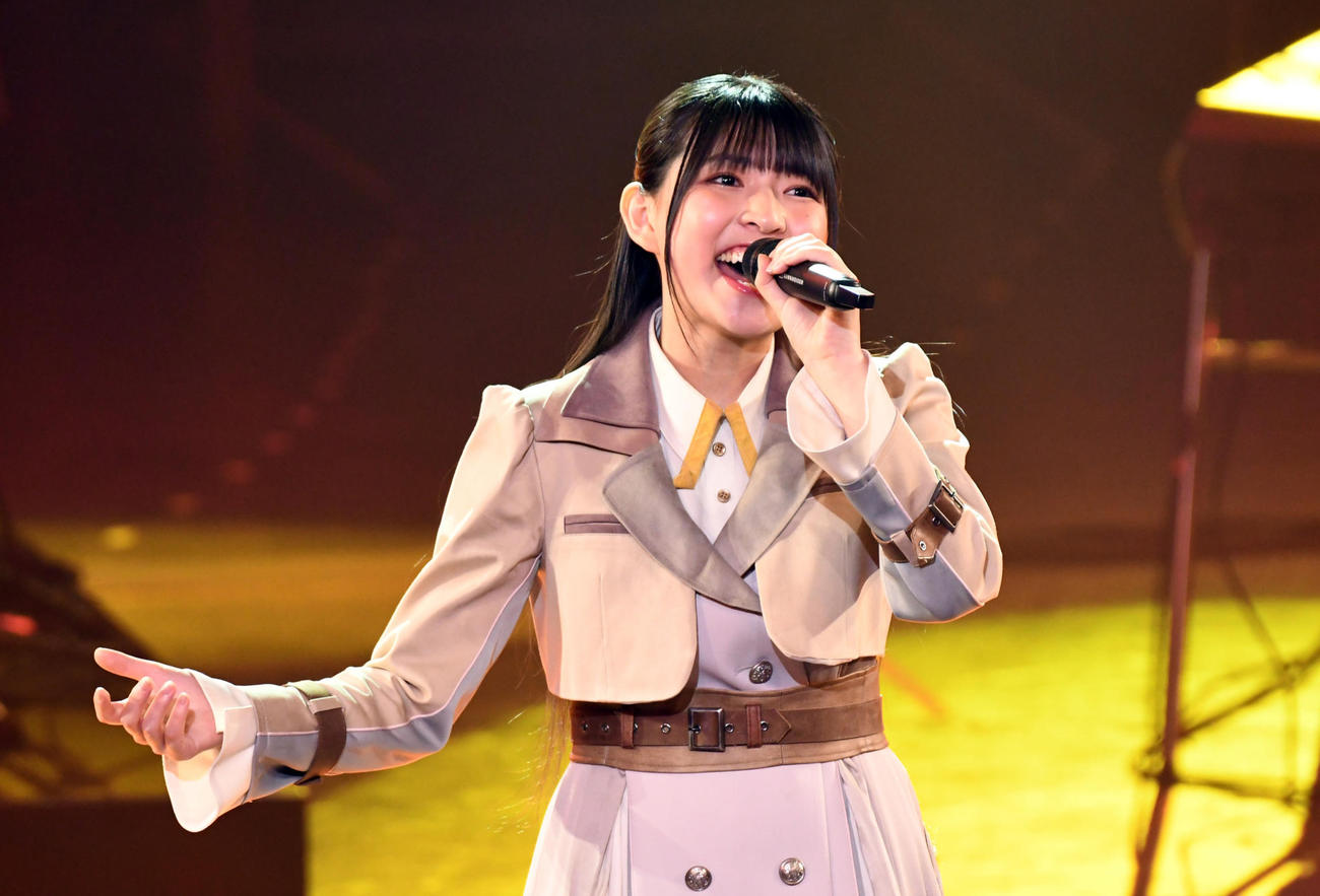 「第4回AKB48グループ歌唱力No．1決定戦」のファイナルで歌唱するNGT48三村妃乃（2022年1月撮影）