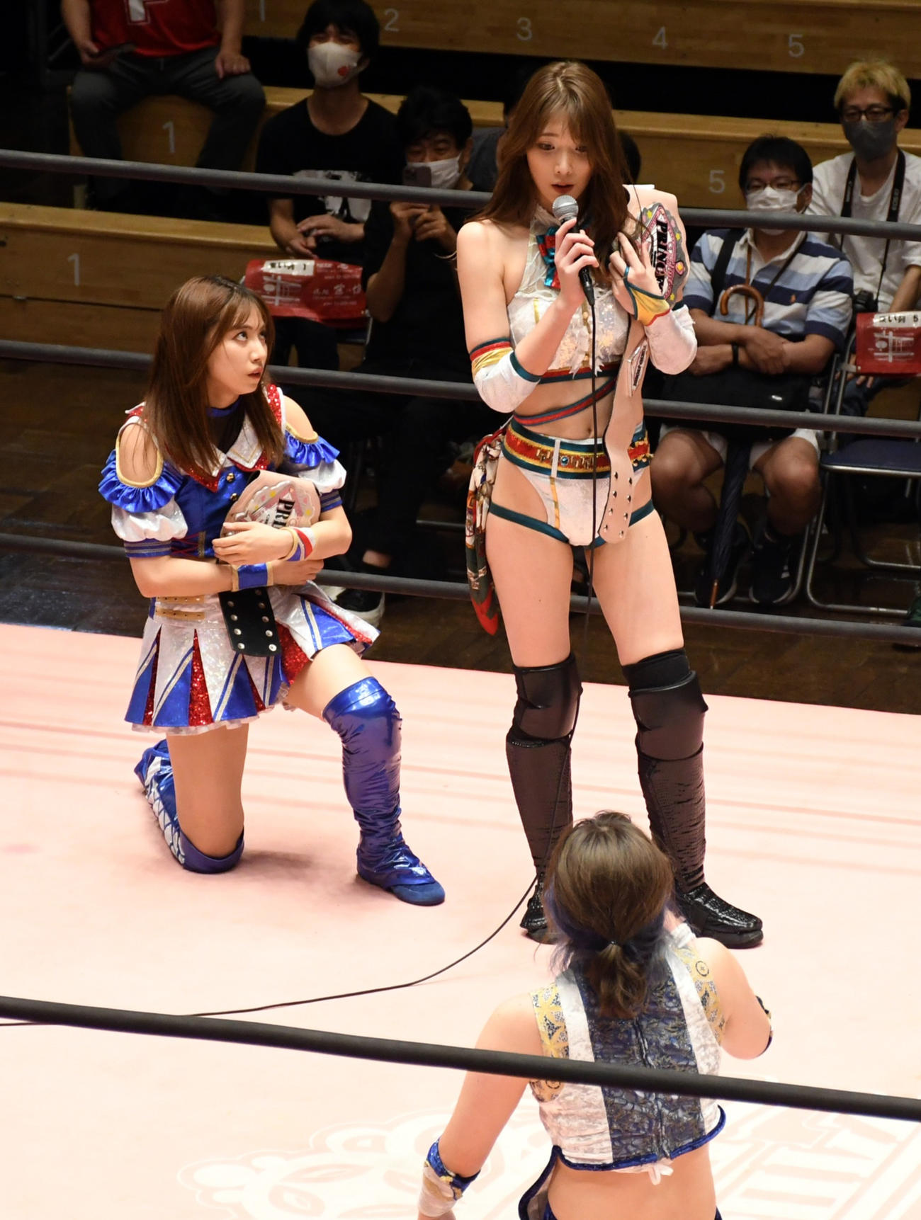 桐生真弥（手前）からプリンセスタッグの挑戦を受けるSKE48荒井優希（左）と赤井沙希（撮影・大友陽平）
