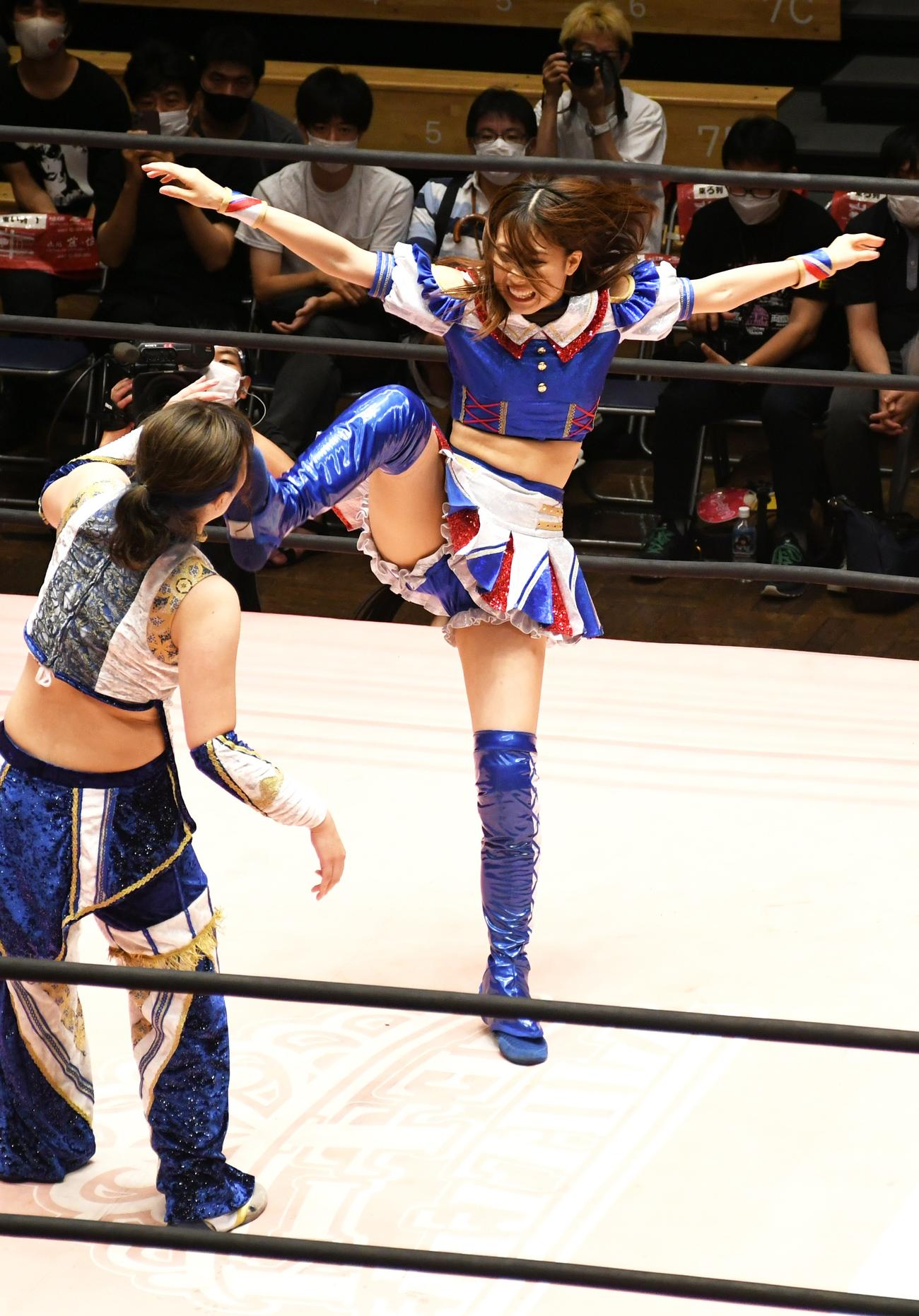 桐生真弥にビッグブーツを浴びせるSKE48荒井優希（撮影・大友陽平）