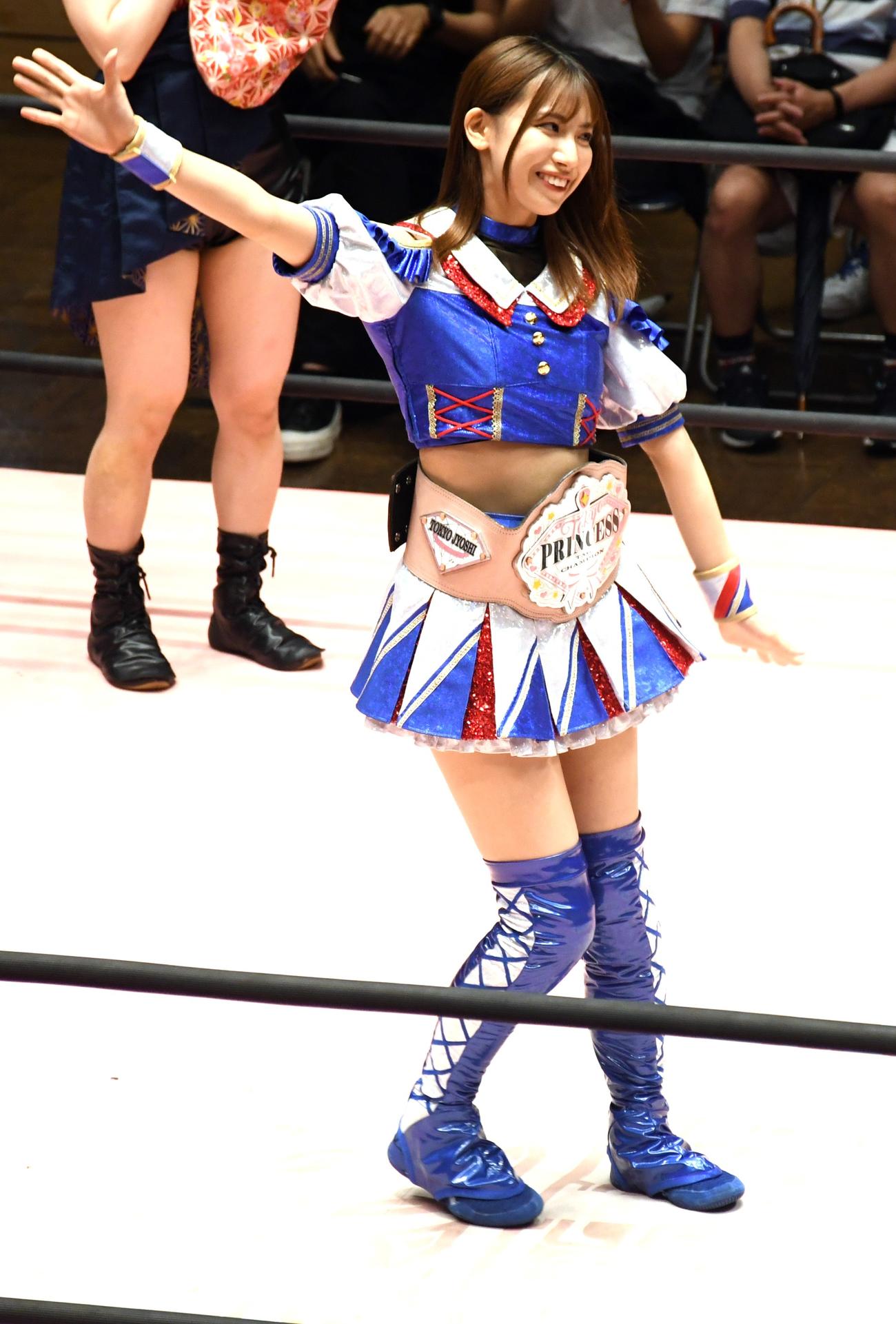 東京女子プロレス後楽園ホール大会でプリンセスタッグのベルトを巻いて入場するSKE48荒井優希（撮影・大友陽平）