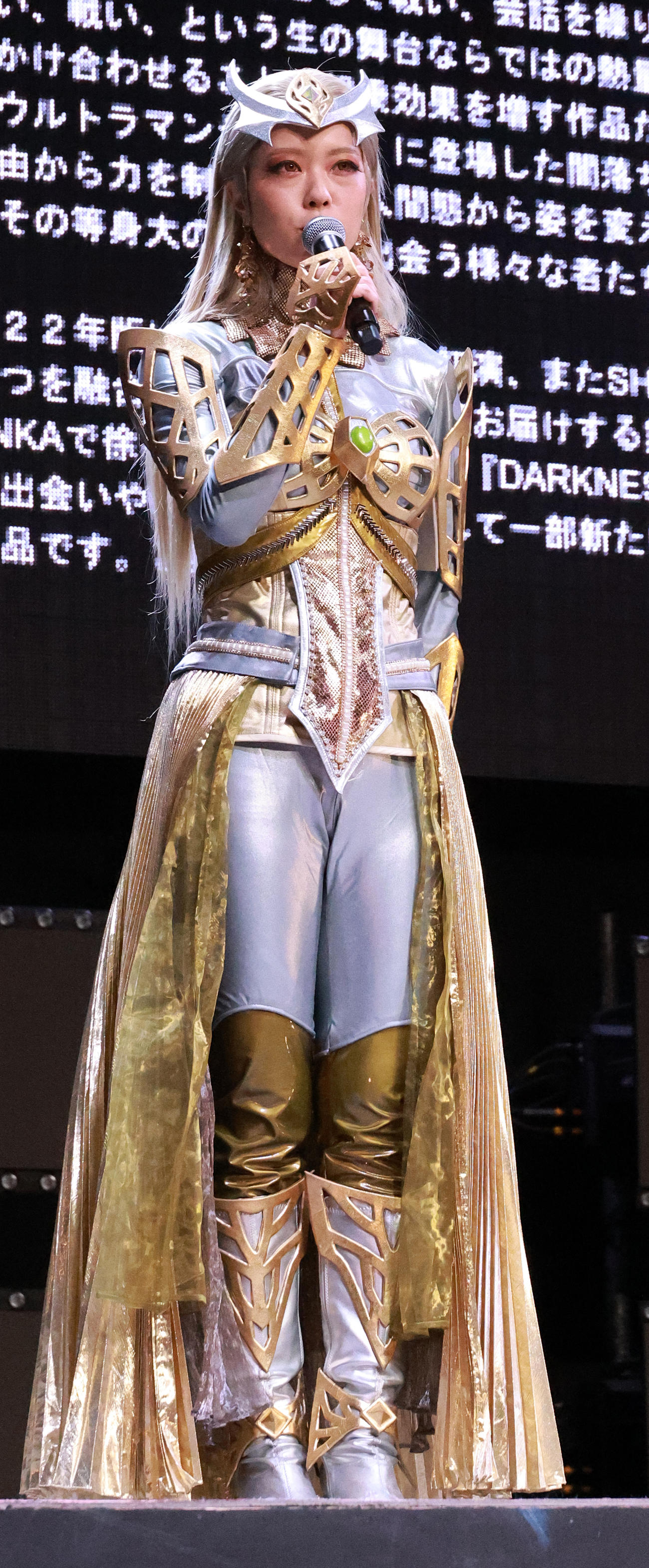 舞台「DARKNESS HEELS」舞台あいさつを行うカミーラ役の小田えりな（撮影・中島郁夫）