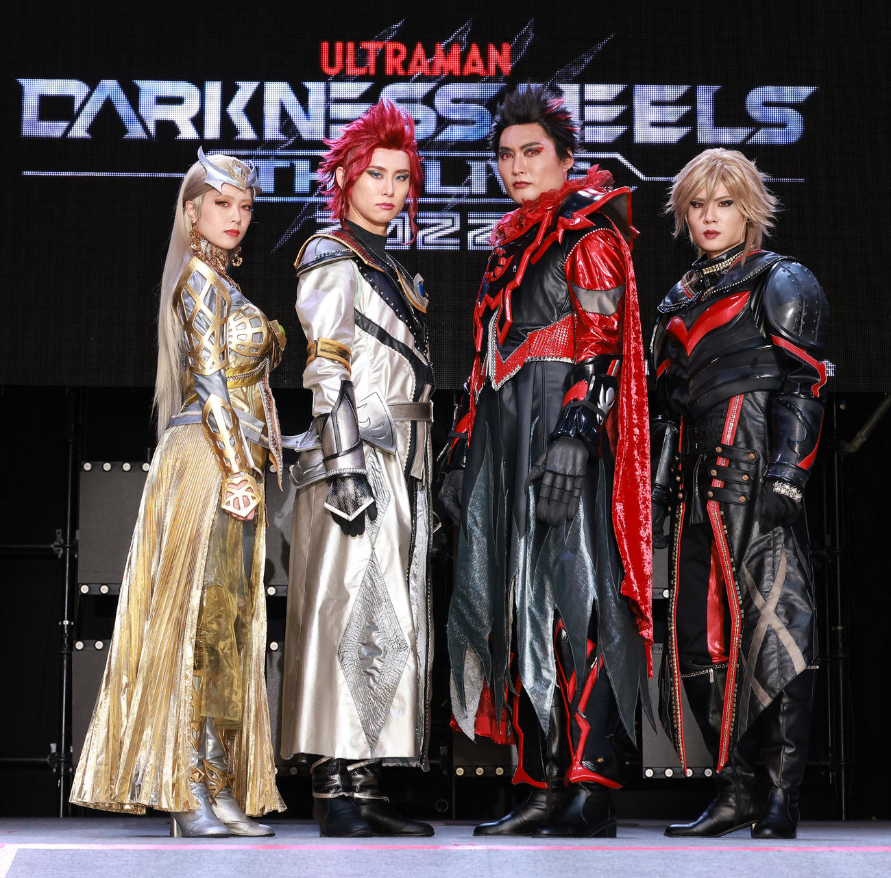 舞台「DARKNESS HEELS」舞台あいさつを行う、左から小田えりな、正木郁、八木将康、樋口裕太（撮影・中島郁夫）