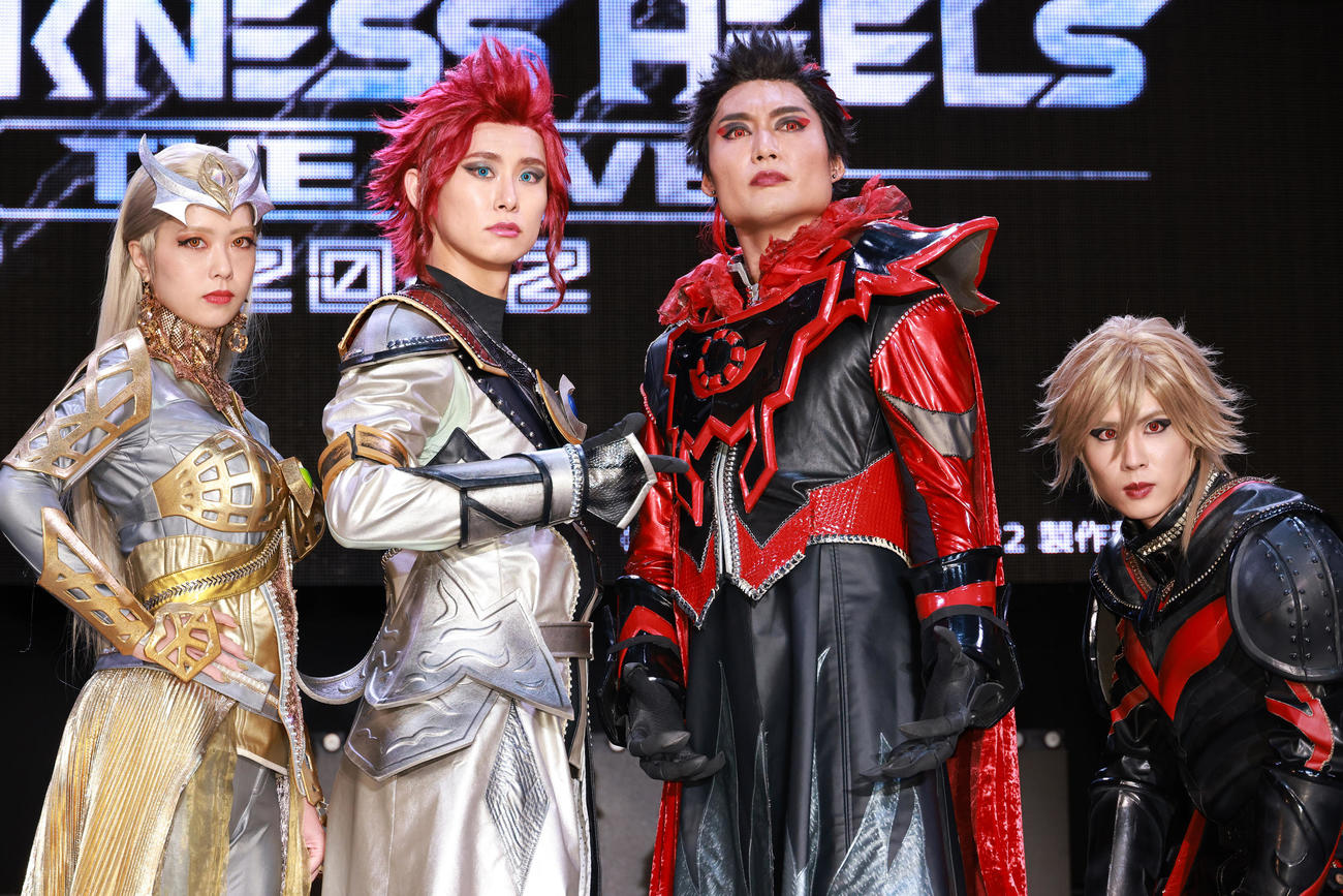 舞台「DARKNESS HEELS」舞台あいさつを行う、左から小田えりな、正木郁、八木将康、樋口裕太（撮影・中島郁夫）