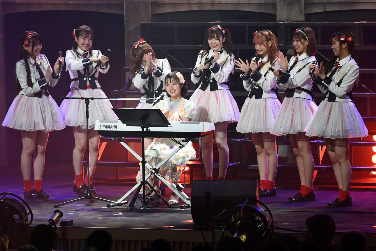 NGT48全国ツアー「未完成の未来」東京公演で同期に見守られながらソロで「ぎこちない通学電車」の弾き語りを披露する古舘葵（中央）（撮影・大友陽平）