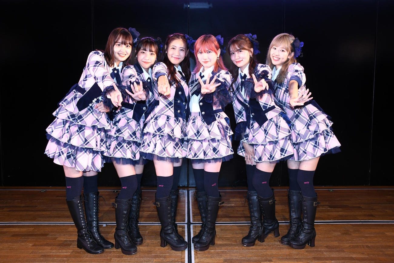 「AKB48 14期生10周年特別公演」を行った、左から前田美月さん、橋本耀さん、西野未姫、岡田奈々、小嶋真子、内山奈月さん（撮影・大友陽平）
