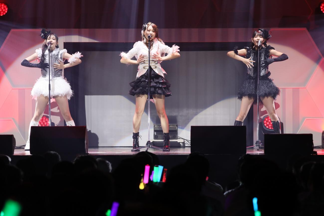 Zeppツアーの最終公演で「Bird」を歌うSKE48の、左から岡本彩夏、古畑奈和、伊藤実希（C)2022 Zest, Inc.