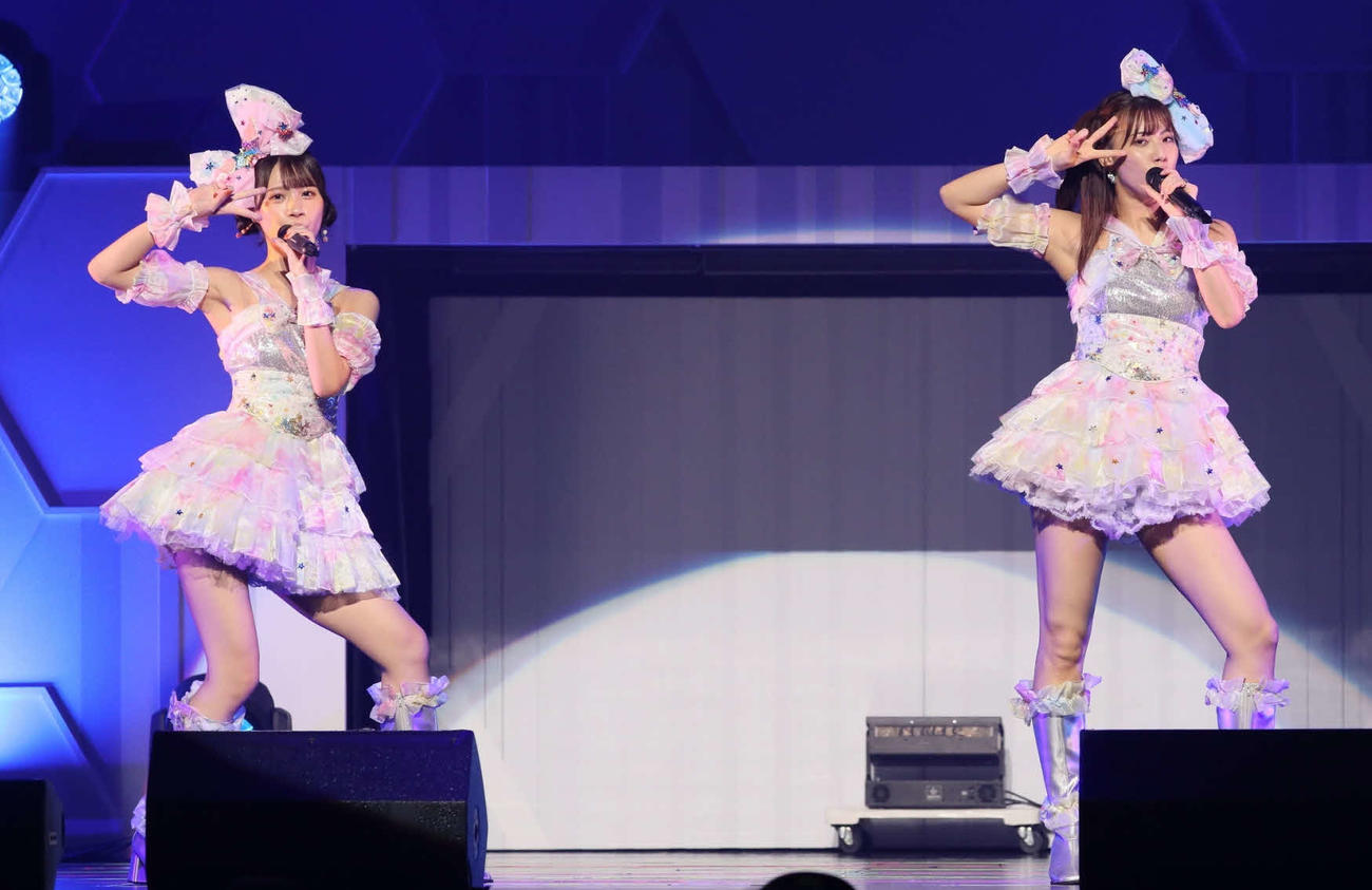 Zeppツアーの最終公演で「わがままな流れ星」を披露するSKE48の中野愛理（左）と荒井優希コ（C)2022 Zest, Inc.