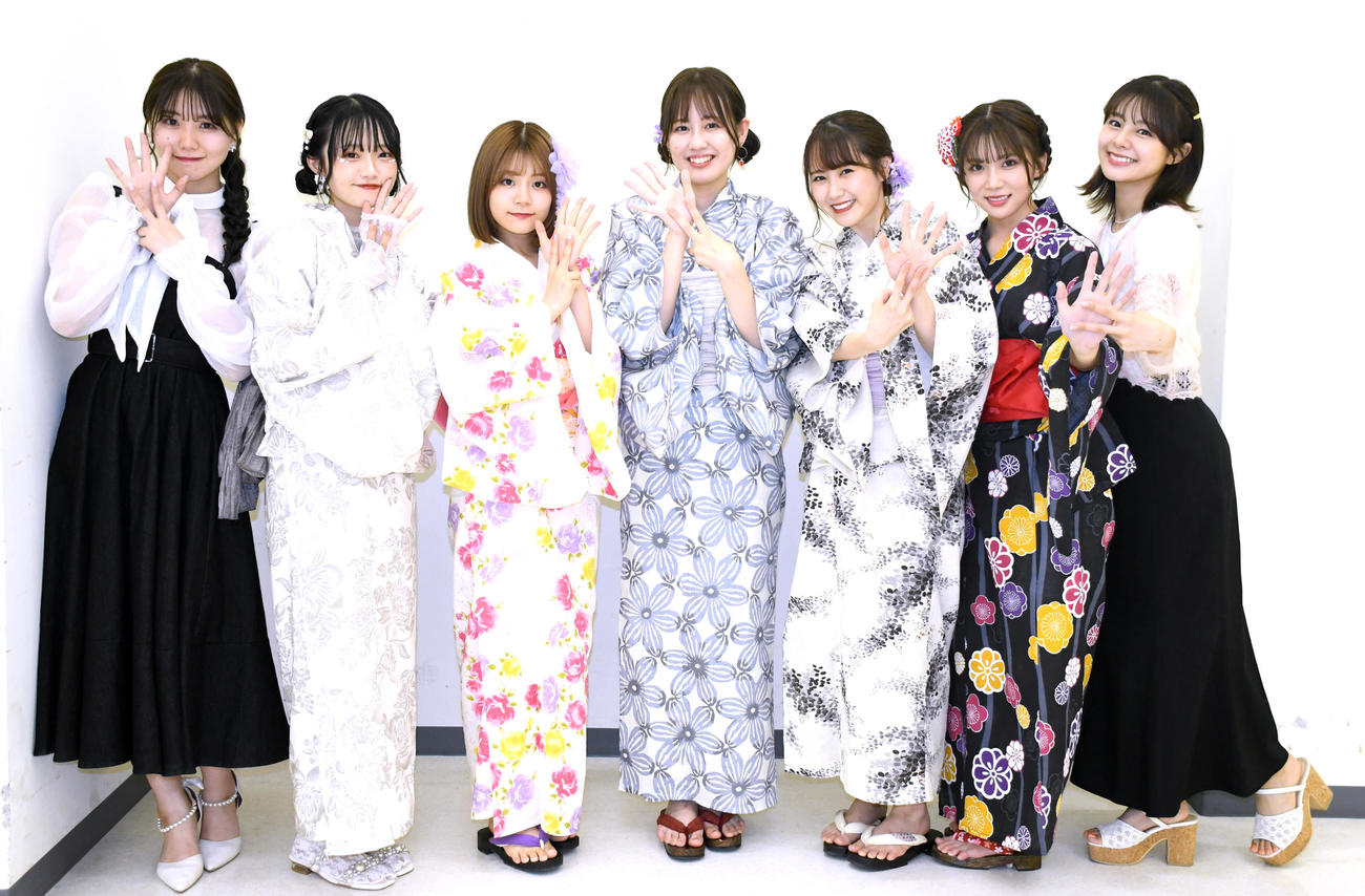 お披露目7周年を迎えたNGT48の1期生。左から小熊倫実、中井りか、清司麗菜、西村菜那子、西潟茉莉奈、奈良未遥、本間日陽（撮影・大友陽平）