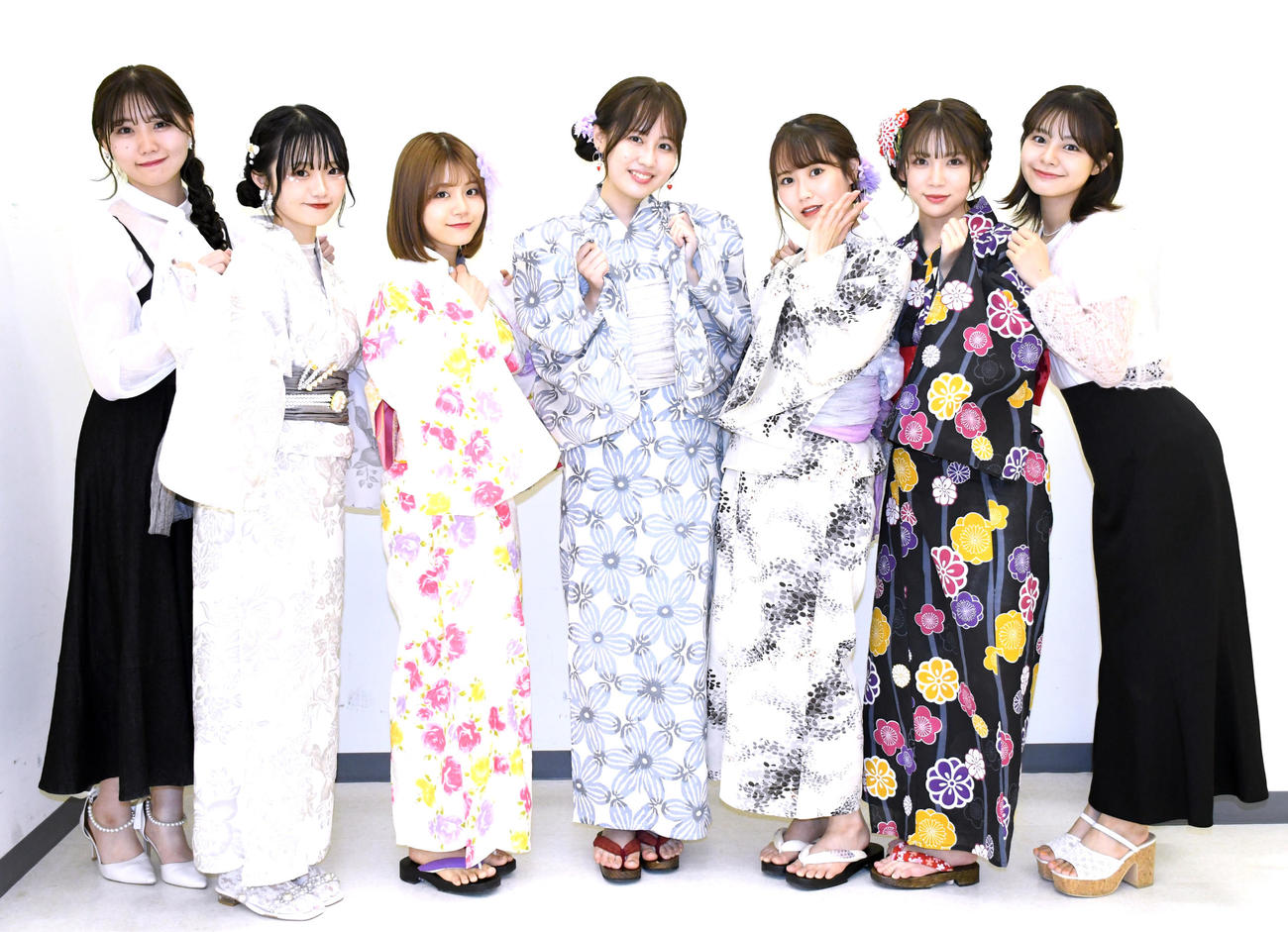 お披露目7周年を迎えたNGT48の1期生。左から小熊倫実、中井りか、清司麗菜、西村菜那子、西潟茉莉奈、奈良未遥、本間日陽（撮影・大友陽平）