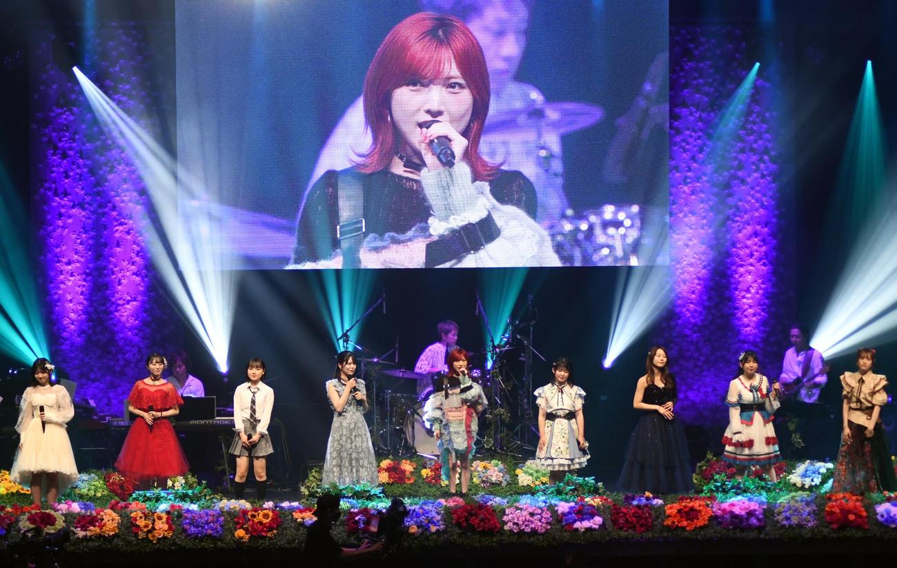 「第4回AKB48グループ歌唱力No・1決定戦ファイナリストライブ」で歌う、左から村山彩希、今村美月、清水紗良、矢野帆夏、岡田奈々、池田裕楽、古畑奈和、三村妃乃、坂本愛玲菜（撮影・大友陽平）