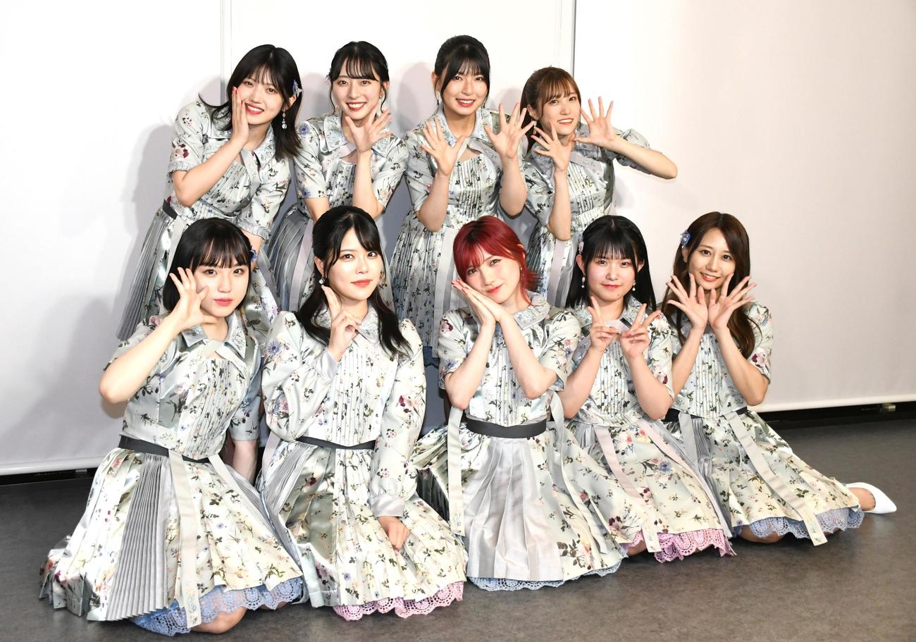 「第4回AKB48グループ歌唱力No・1決定戦ファイナリストライブ」を行った、前列左から清水紗良、矢野帆夏、岡田奈々、池田裕楽、古畑奈和、後列左から村山彩希、今村美月、三村妃乃、坂本愛玲菜（撮影・大友陽平）