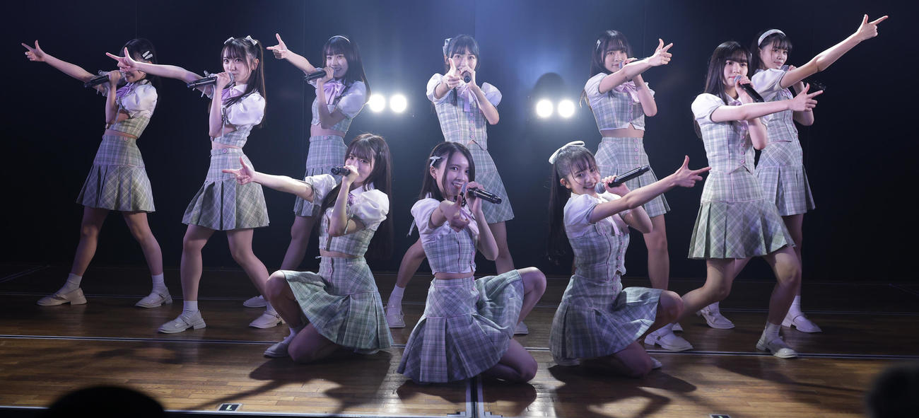 メンバー10人で「ただいま恋愛中」ゲネプロを公開したAKB48の17期研究生（撮影・中島郁夫）