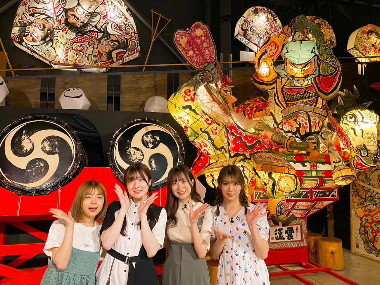 グループ卒業を前に「嗚呼！NGT48らーめん部」のロケで地元青森を訪れたNGT48對馬優菜子（右から2人目）。左から清司麗菜、曽我部優芽、1人おいて奈良未遥（C）Flora