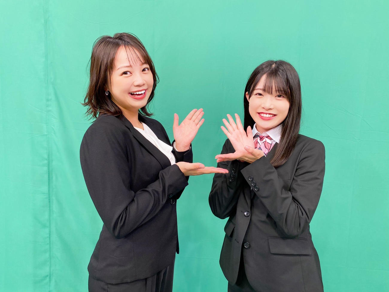 NST新潟総合テレビの新番組「バズタイムズ」でMCを務める同局の長谷川珠子アナウンサー（左）とNGT48小越春花