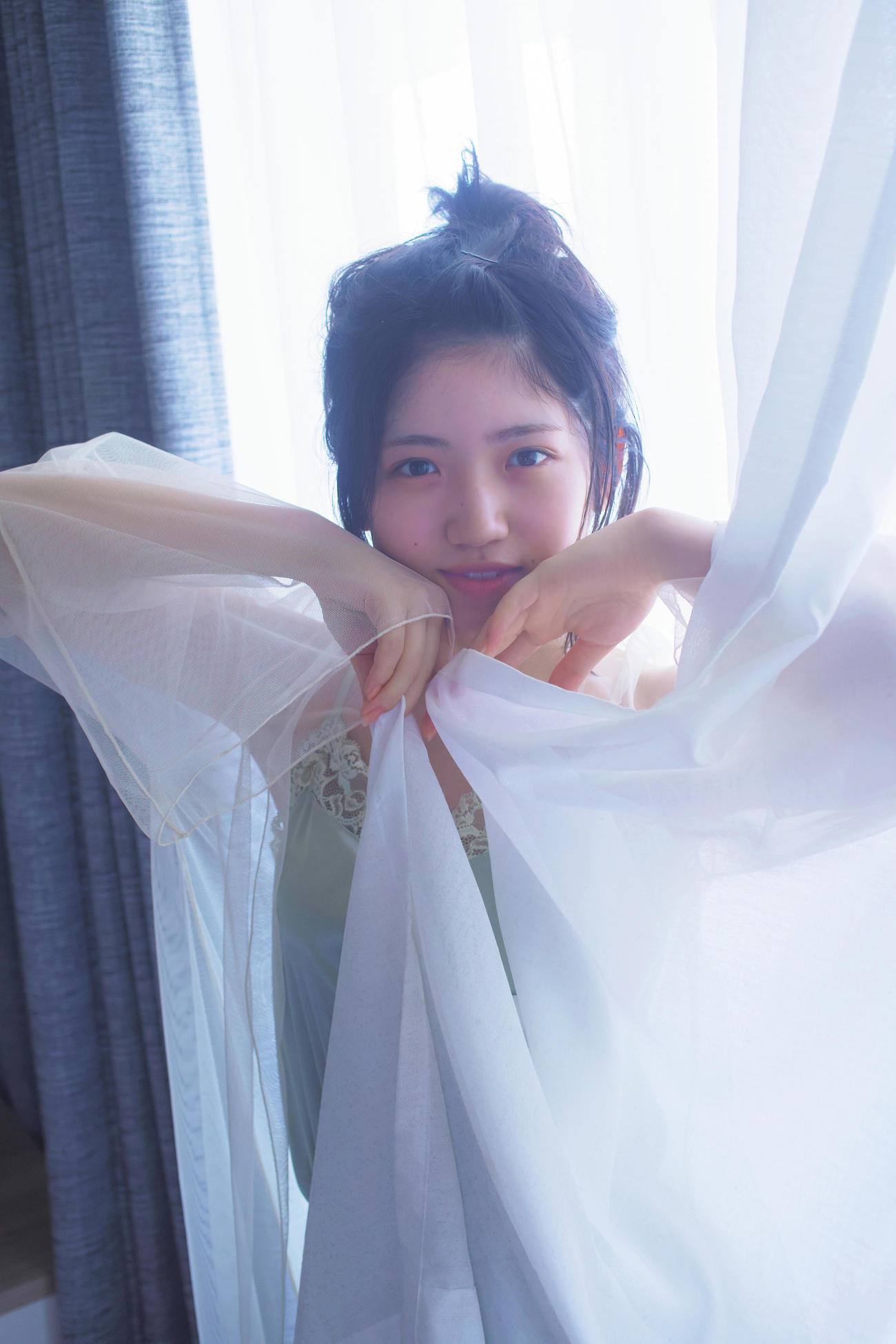 「オリコン週間BOOKランキング」のジャンル別「写真集」で1位を獲得したAKB48村山彩希のファースト写真集「普通が好き」